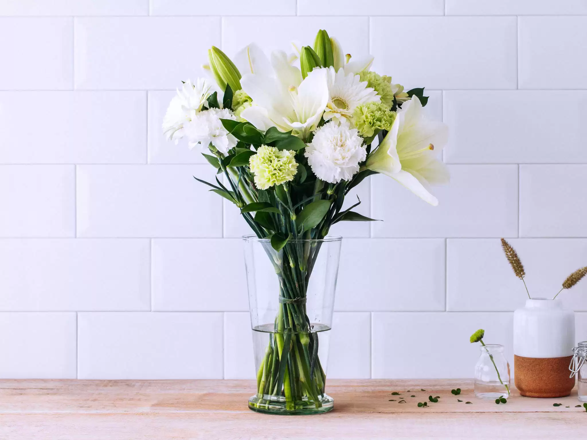 Arranjo Com Rosas Lisianthus E Astromelias Brancas E Verdes Em Vaso