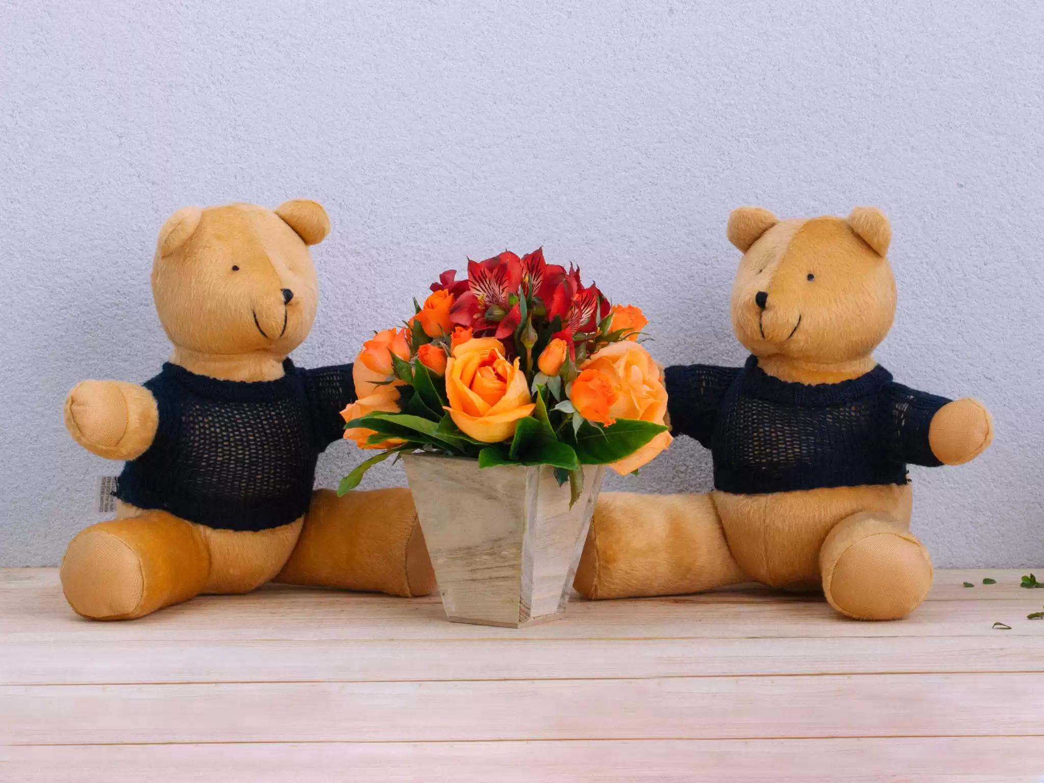 Arranjo De Flores Coloridas Em Vaso Com 2 Ursos De Pelucia