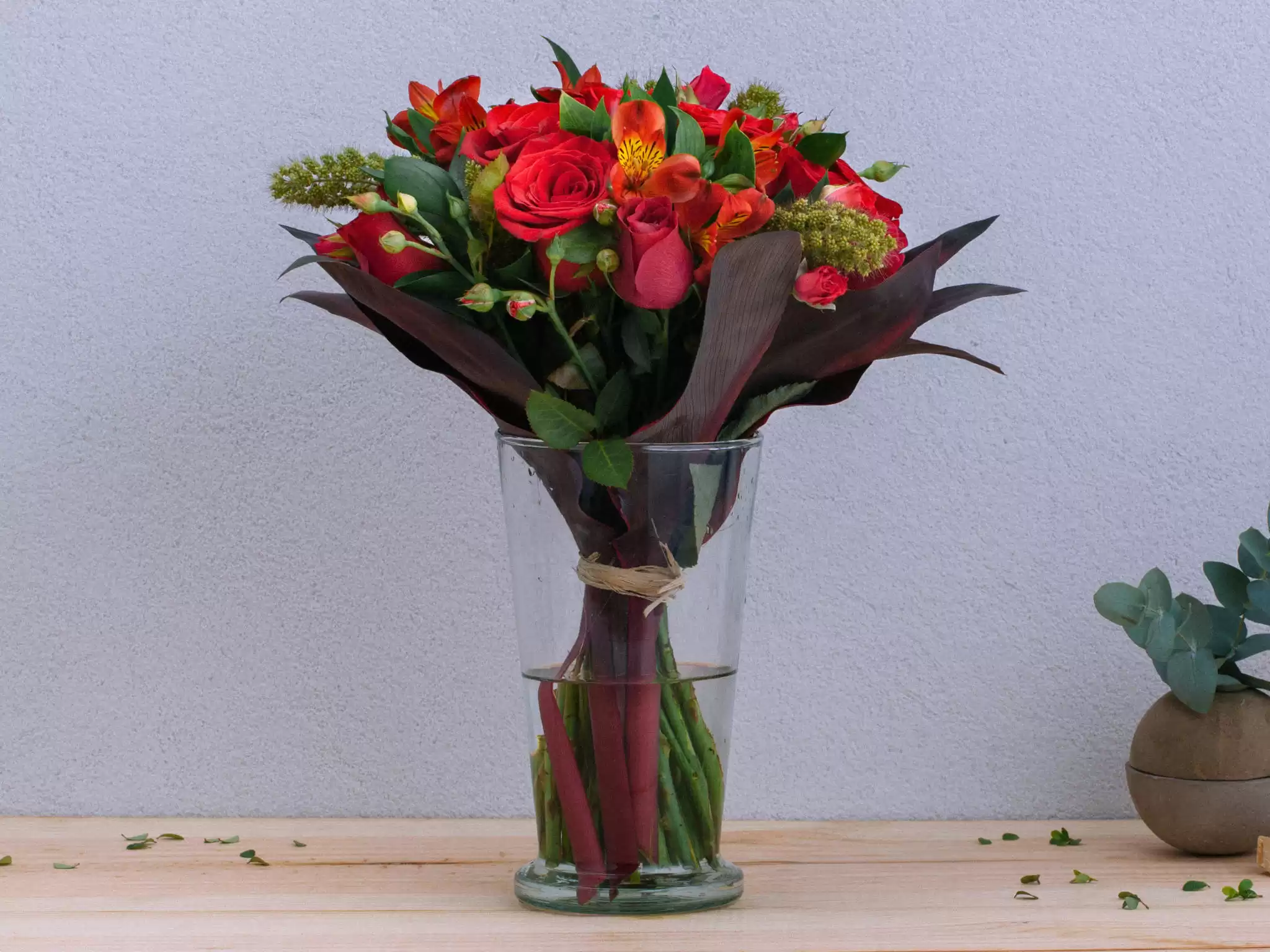 Arranjo De Rosas Ixoras E Astromelias Vermelhas Em Vaso