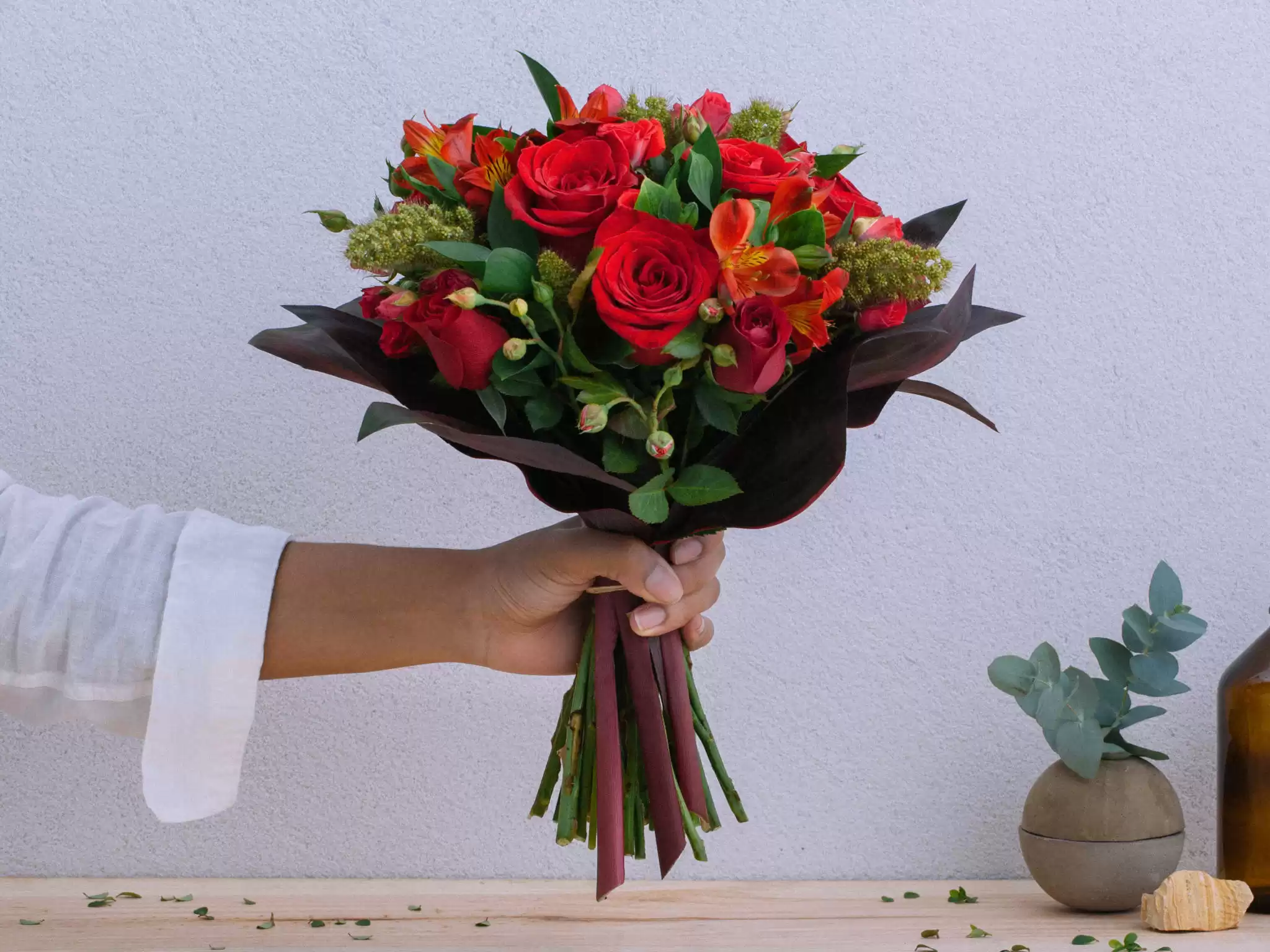 Buque De Flores Com Rosas Vermelhas E Astromelias