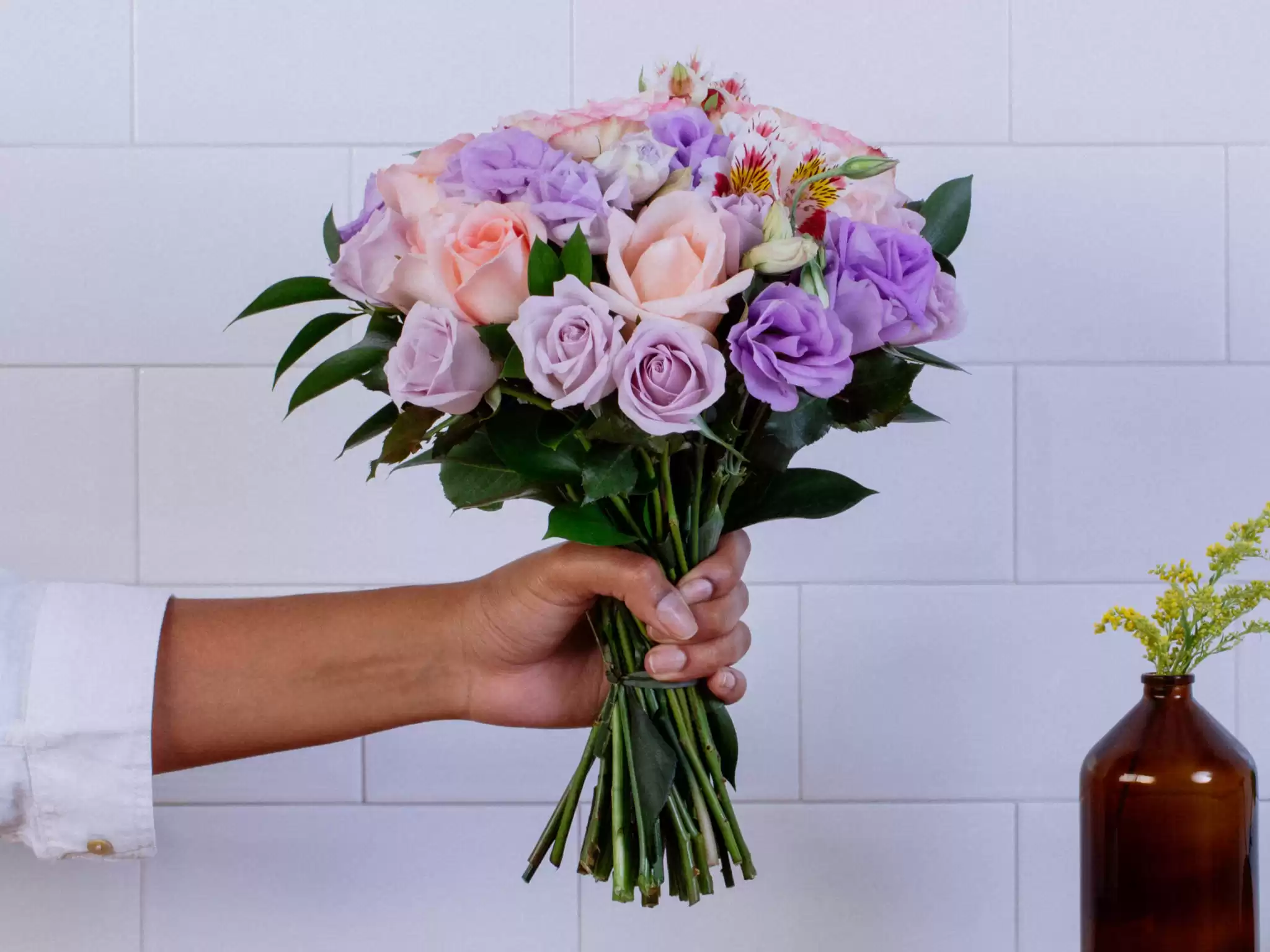 Buque De Rosas E Astromelias Rose E Lilas Com Folhagem