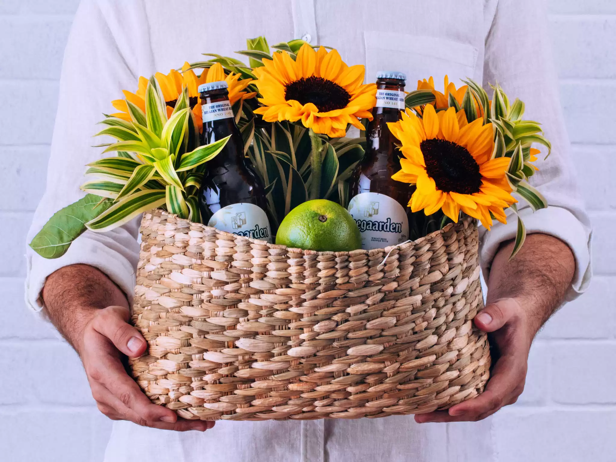 Cesta Com Girassois Cerveja Hoegaarden Witbier E Fruta