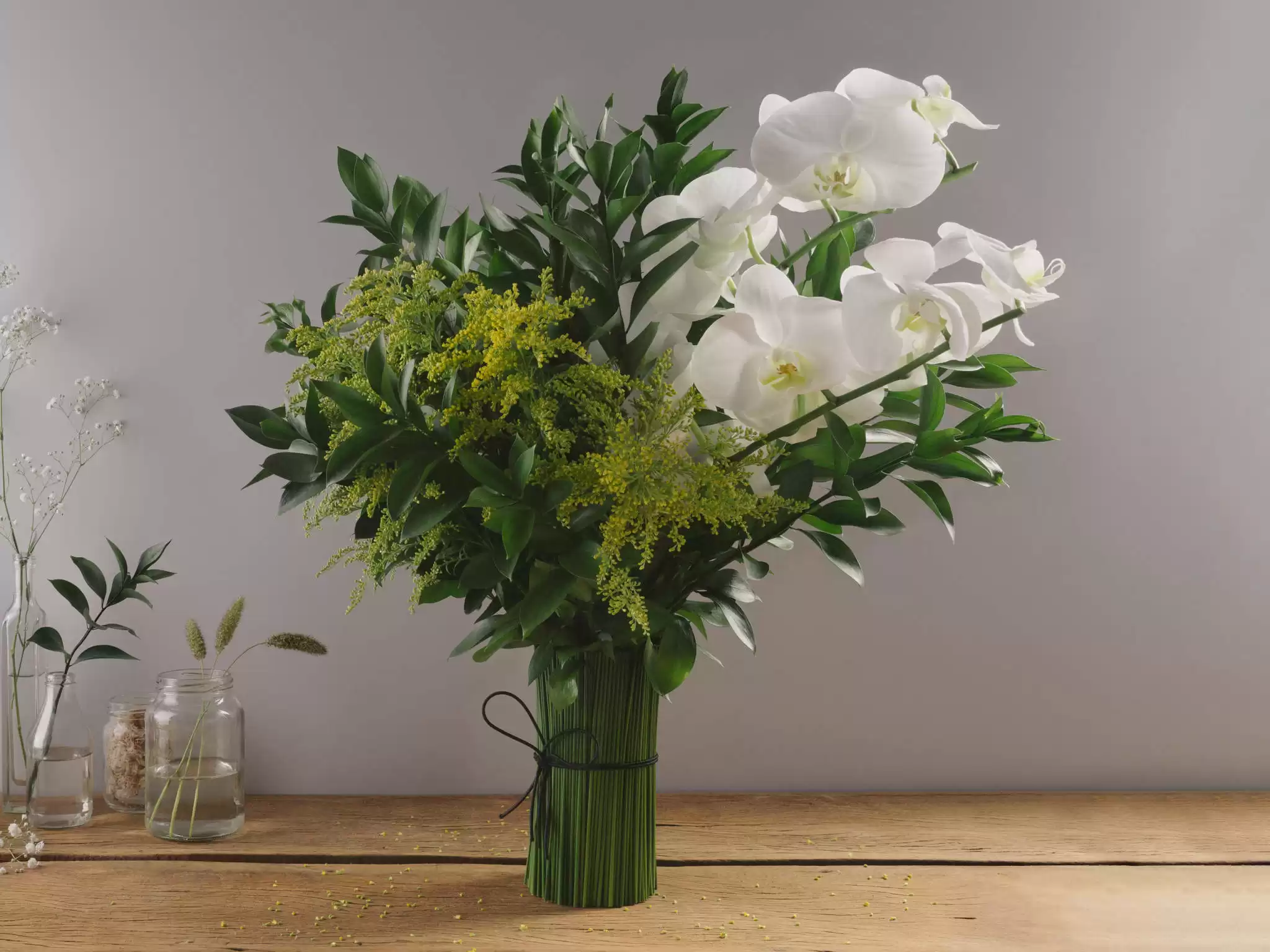 Arranjo De Orquideas Brancas Husco E Tango Em Vaso Com Junco