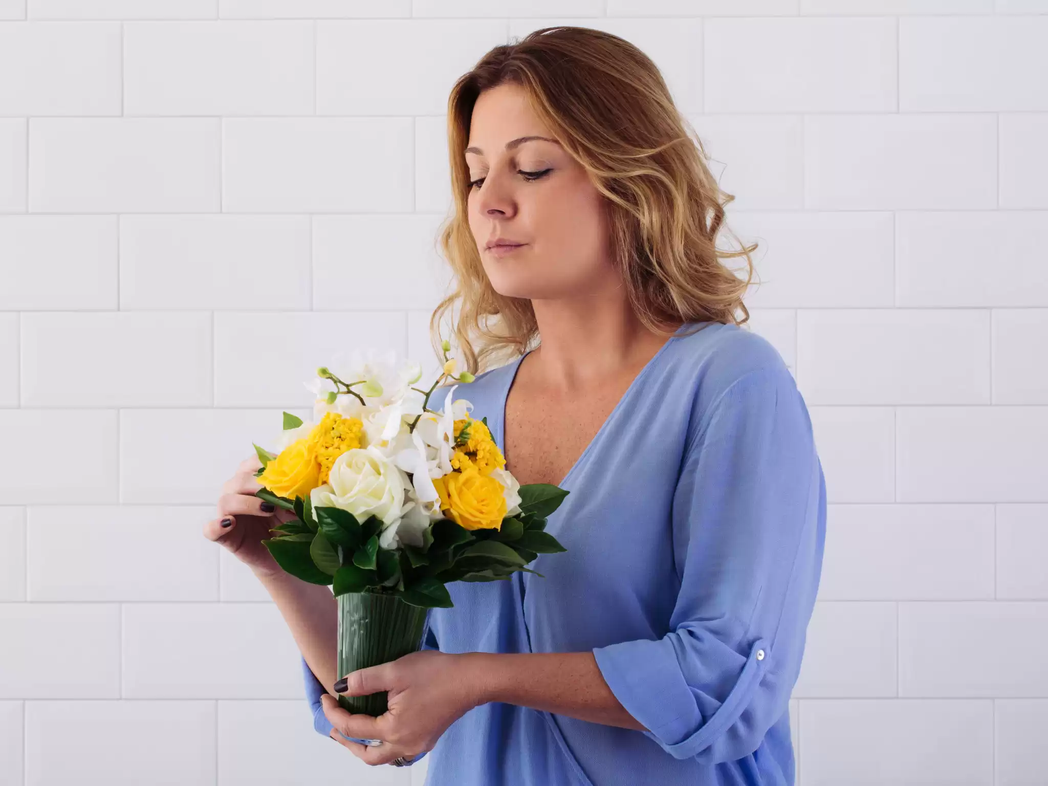 Arranjo De Orquideas Rosas E Kalandivas Em Vaso Com Junco