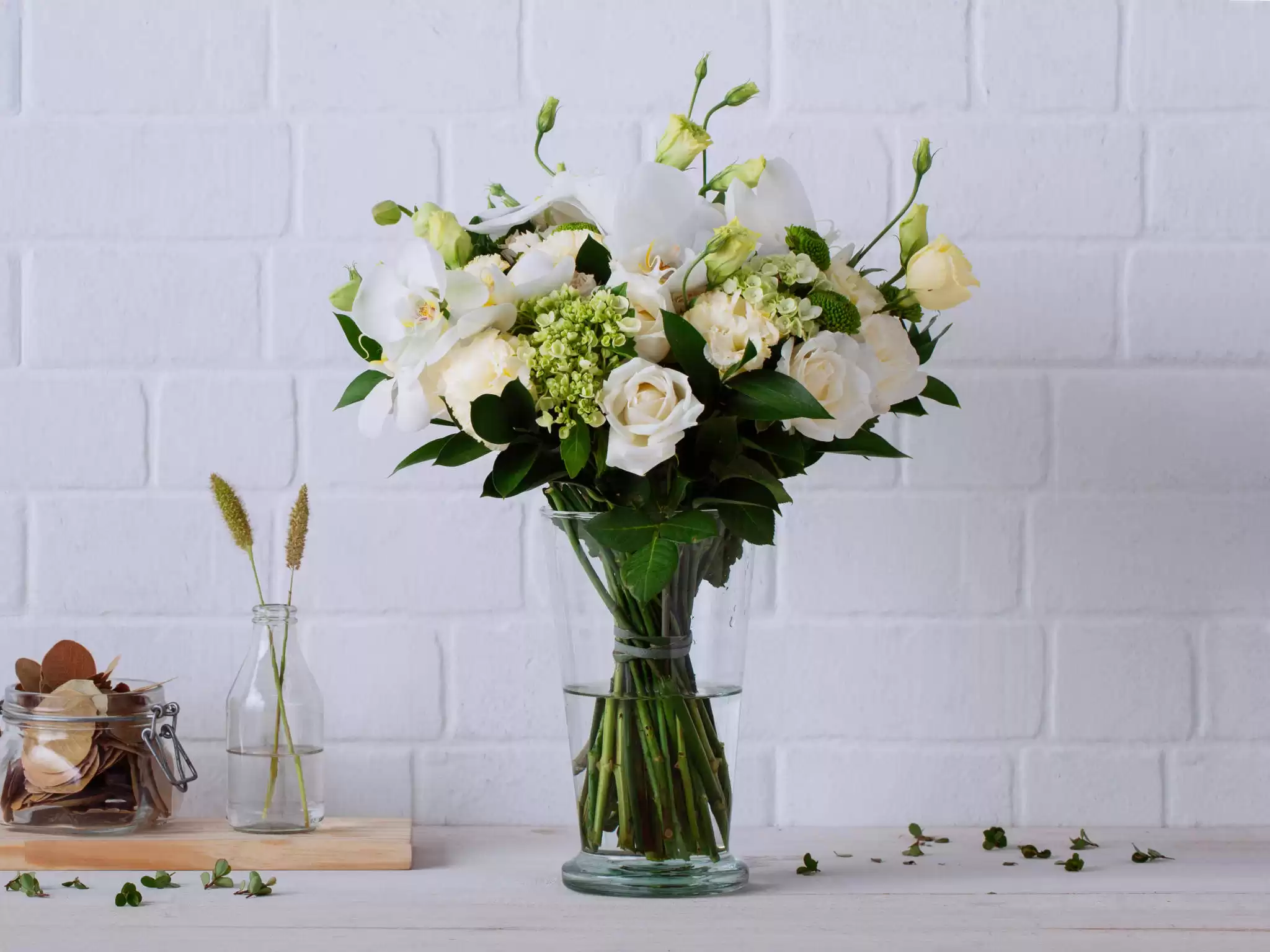 Arranjo De Rosas Orquideas E Hortensias Brancas Em Vaso