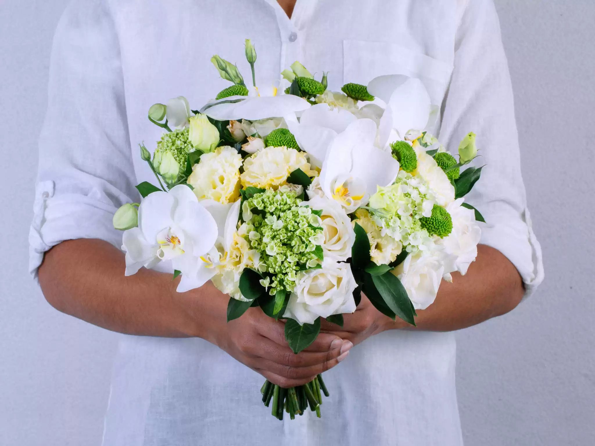 Buque De Rosas Orquideas E Hortencias Brancas Com Husco E Yocoono