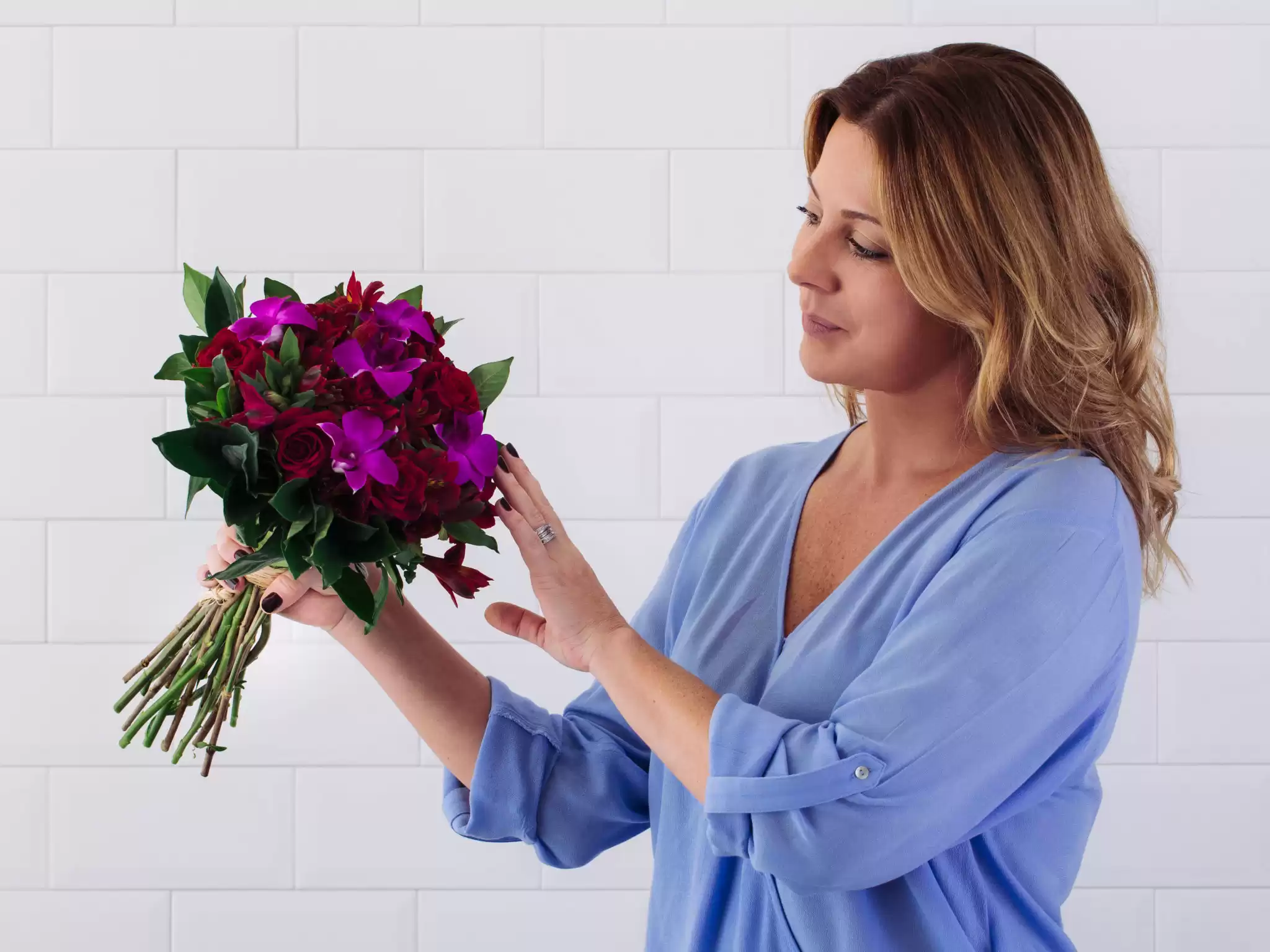 Buque De Rosas Vermelhas Orquideas Lilas E Folhagens