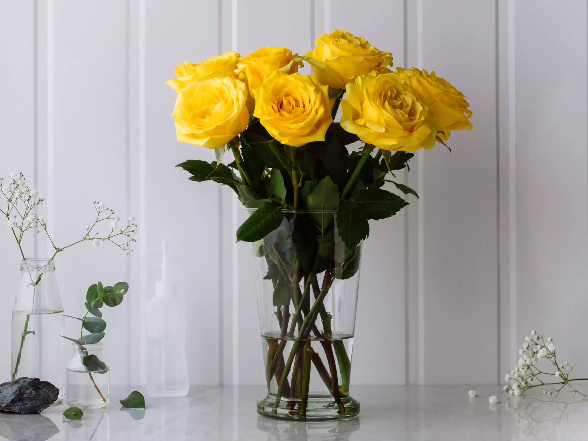 Arranjo De Rosas Amarelas Em Vaso