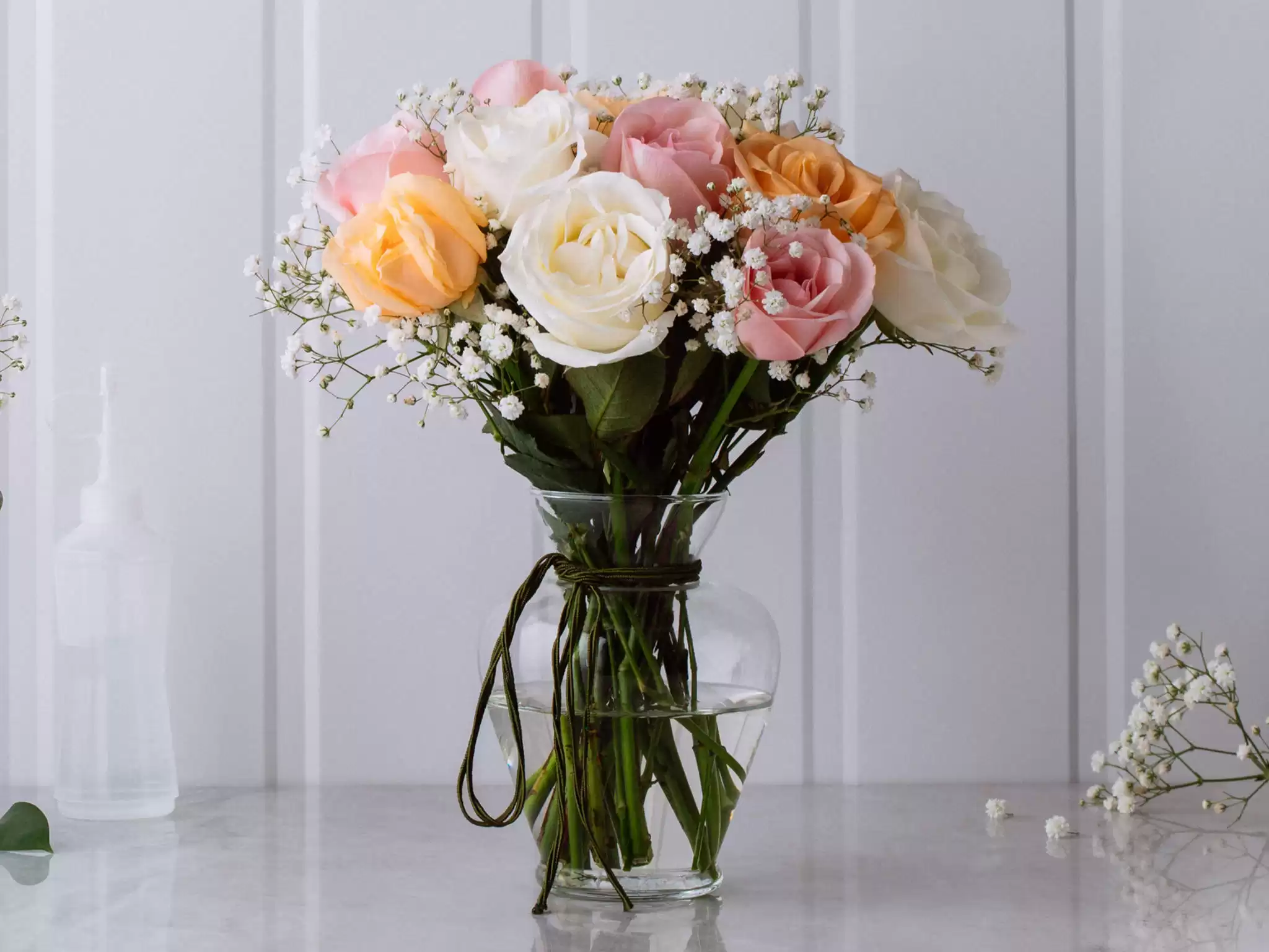 Arranjo De Rosas Brancas Rosa E Laranja Em Vaso