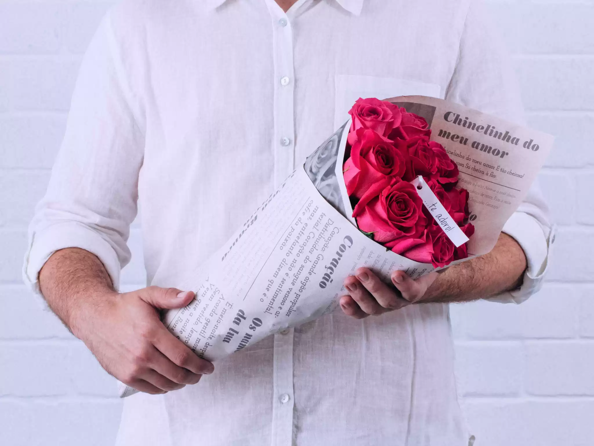 Buque De 10 Rosas Pink Enrolado Em Jornal