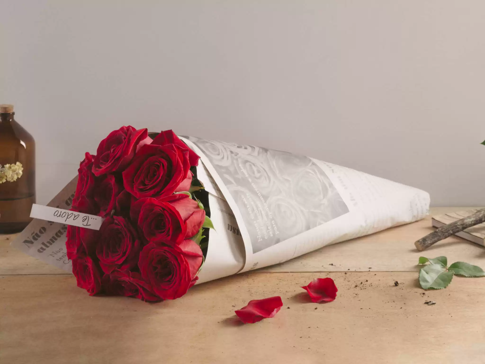 Buque De 10 Rosas Vermelhas Enrolado Em Jornal