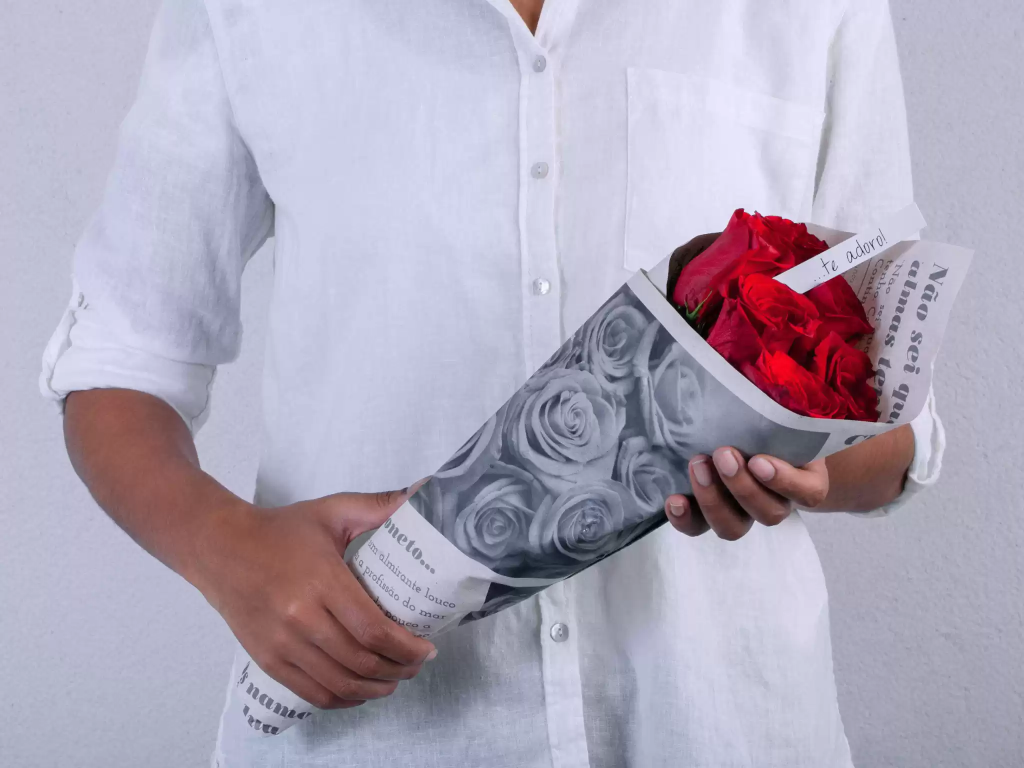 Buque De 6 Rosas Vermelhas Enroladas Em Jornal