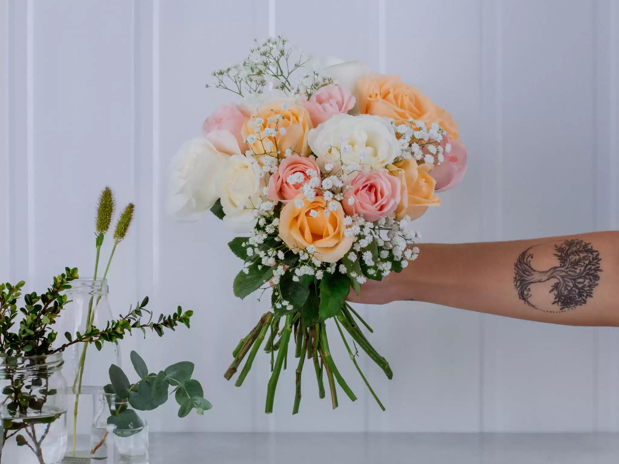 Buque De Rosas Brancas Salmao E Rosa Com Gypsophila